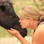 Steffi kuschelt mit schwarzem Pony